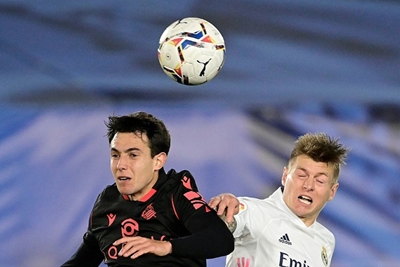 Real Madrid held by Real Sociedad to give Atletico advantage