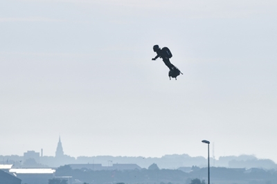 Frenchman zips across Channel on 'flyboard'