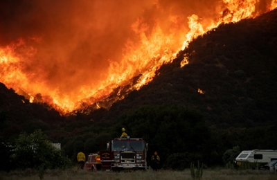 Firefighters struggle to contain blaze in southern California