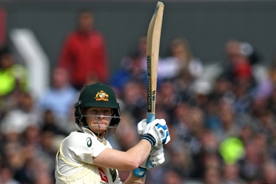 Smith holds firm in Ashes return after Broad double strike