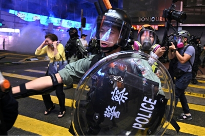 Hong Kong police shoot protester as protests start working week