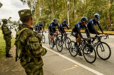 Froome up against altitude on season debut in Colombia