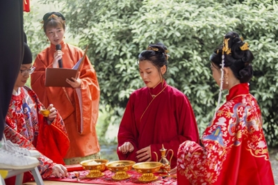 Special effects and virtual guests: China weddings go online