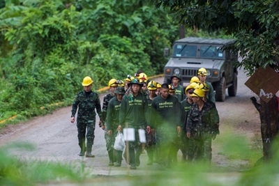 Rain adds urgency to rescue of last 5 trapped in Thai cave