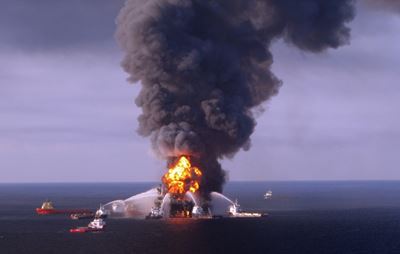 Ten years after huge US oil spill, fears of offshore drilling persist