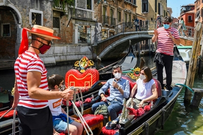 Tubby tourists force Venice gondoliers to slim down numbers