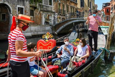 Tubby tourists force Venice gondoliers to slim down numbers