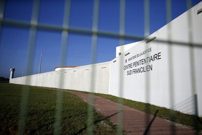 Notorious thief flees French jail by helicopter