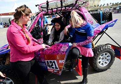 Dakar's women drivers helping their Saudi sisters
