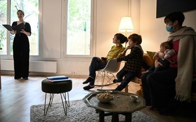 French opera singer offers home delivery