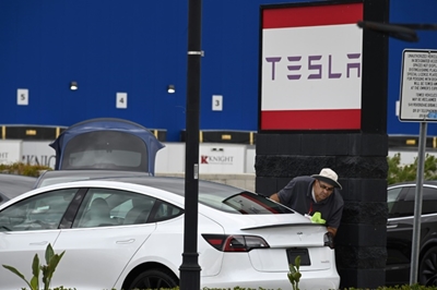 Long road ahead for fully self-driving cars, despite Tesla claim