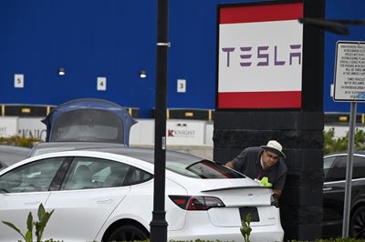 Long road ahead for fully self-driving cars, despite Tesla claim