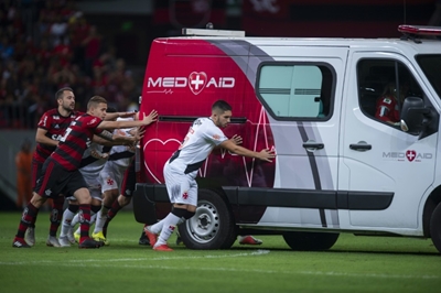 Players rescue ambulance in Brazilian league game
