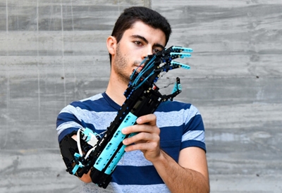 'Hand Solo': the one-armed boy who built a Lego prosthesis