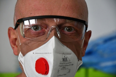 Ukrainians caught in geopolitical race for covid vaccines