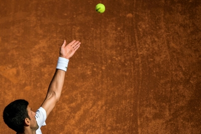 Djokovic sweeps into Italian Open quarter-finals on front of Roman crowd