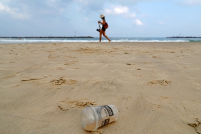 South Korea mayor dumps tonne of trash on beach for clean-up day