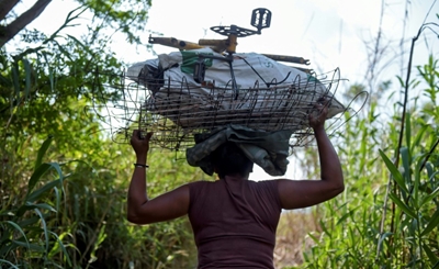 Desperate Venezuelans sneak across Colombia border to peddle scrap