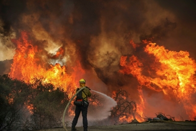 Helicopters rescue over 200 trapped in California wildfire