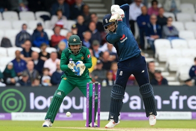 Imad and Afridi strike but England still post 351-9 against Pakistan