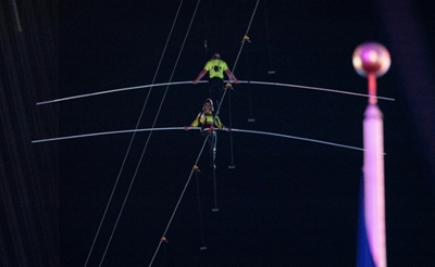 Wallenda siblings complete daunting Times Square tightrope stunt