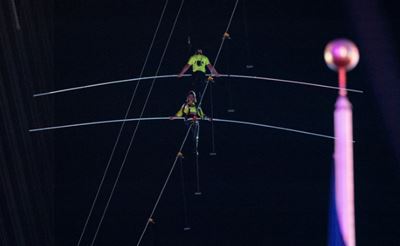 Wallenda siblings complete daunting Times Square tightrope stunt