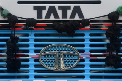 Covid woes and chip shortages keep Tata Motors in the red
