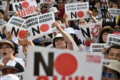 South Korea tightens export controls on Japan in trade row