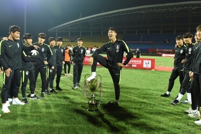 South Koreans say sorry to China over foot-on-trophy 'insult'