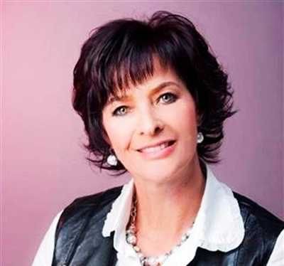 Vir vonkelvrou Adri Nieuwenhuizen is die lewe 'n vreugdelied