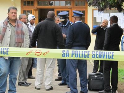 Verkeersmanne en 3 van bestuurskool vrygespreek