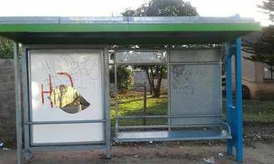 Bushaltes loop deur onder vandalisme
