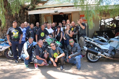 Motorfietsryers eet ontbyt op Oudtshoorn