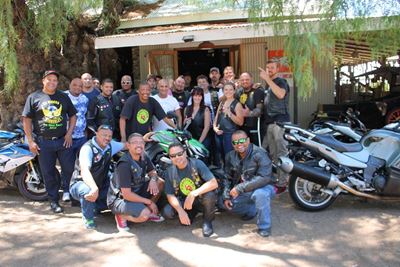 Motorfietsryers eet ontbyt op Oudtshoorn