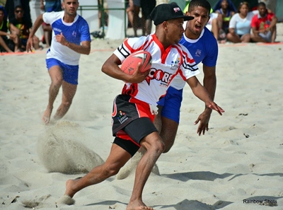 Groot raakrugby-aksie op plaaslike strande