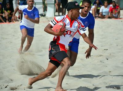 Groot raakrugby-aksie op plaaslike strande