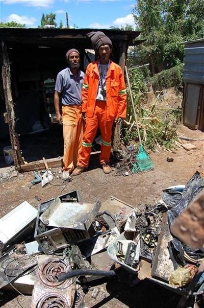 Brand verwoes hut met antieke meubels