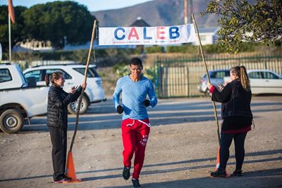 Fondsinsameling vir prostese vir Caleb