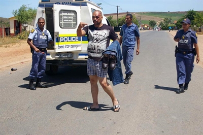 Vrou vlug vir haar lewe
