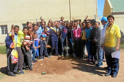 De Waalville vier boomplantdag