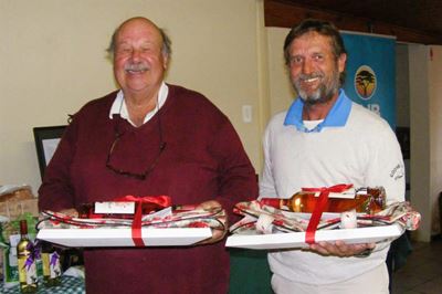 Spelers swaai gholfstokke vir skool