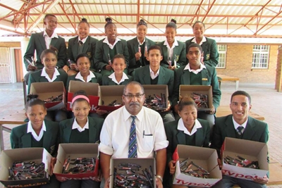 Skool kry broodnodige skenking van duisende