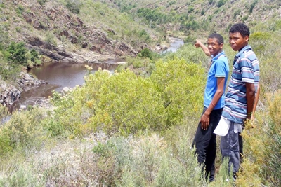 Onbekende lyk in rivier gevind