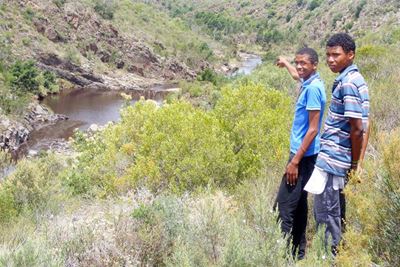 Onbekende lyk in rivier gevind