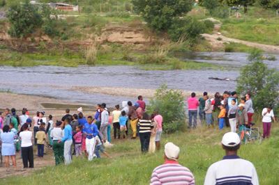 Kinders kom op lyk af in rivier
