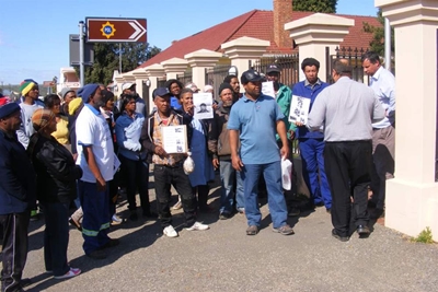 Inwoners neem aksie teen polisie