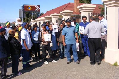 Inwoners neem aksie teen polisie