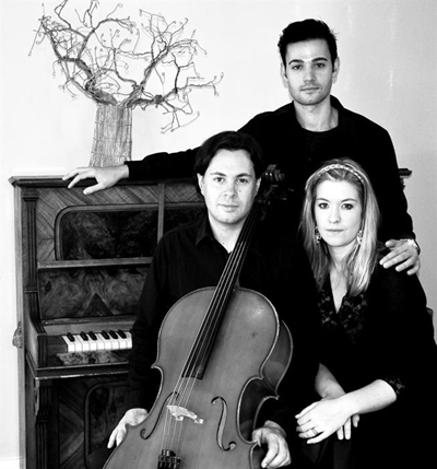 Trio Noir speel in Moselbaai