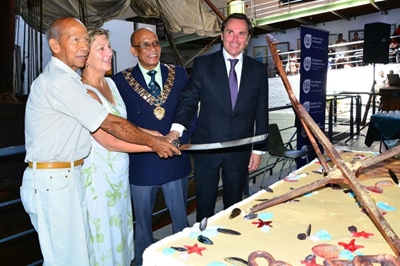 Marine-themed cake a thrill at museum
