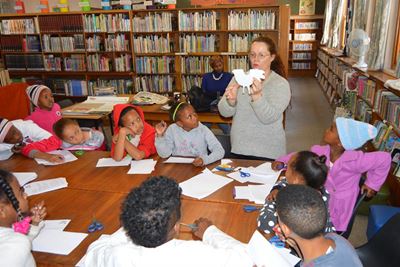 Kinders bak en brou tydens vakanasieprogram